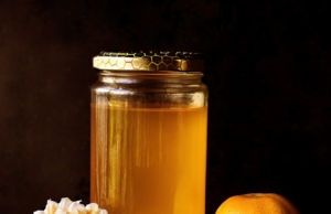 Simple foods that curb sugar cravings raw honey- healthy to eat